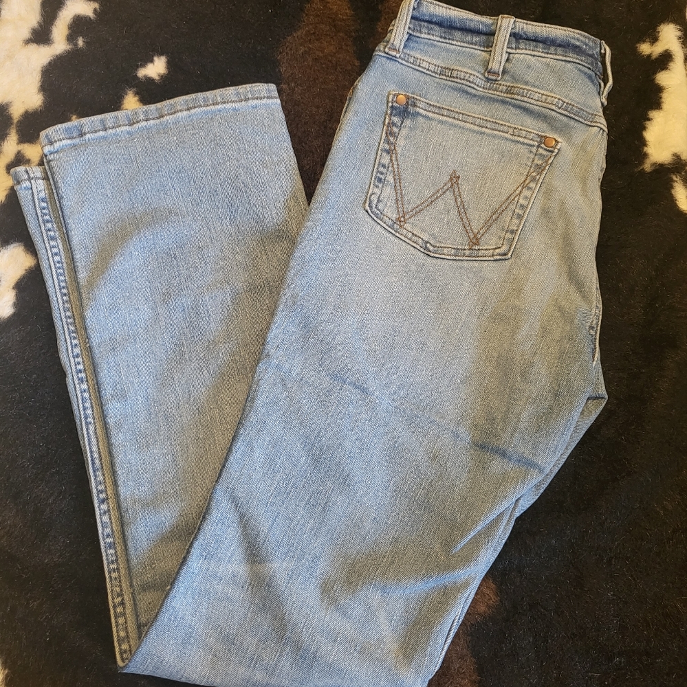 Women's Wrangler 28x32 High Waist Bootcut Stretch Denim. Smoke/Pet Free Home.